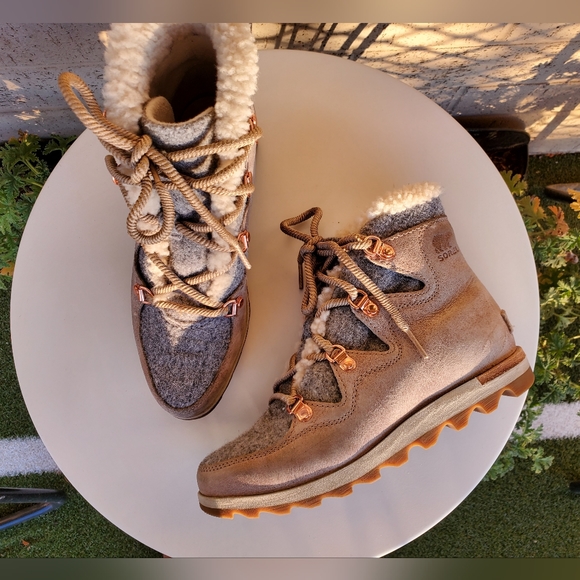 Tan Sorel Boots with shearling trim - Picture 2 of 5